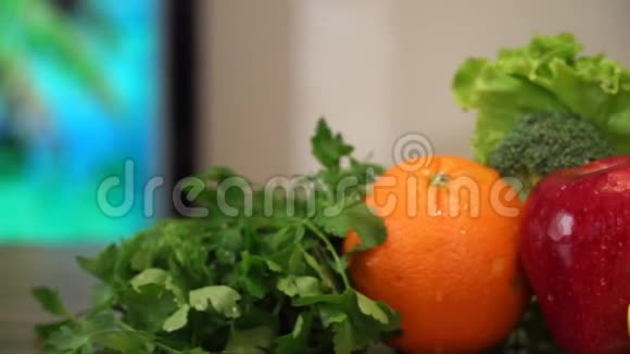 水果和蔬菜与果汁视频的预览图