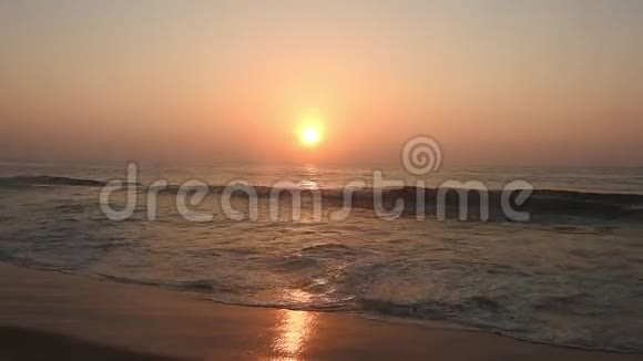 地中海日落橙色多云的天空戏剧性的金色沙滩日落天空和热带海洋背景黄色的太阳视频的预览图