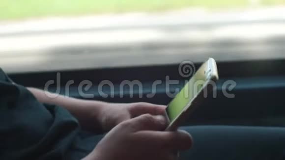 儿童在公共交通列车上使用智能手机视频的预览图