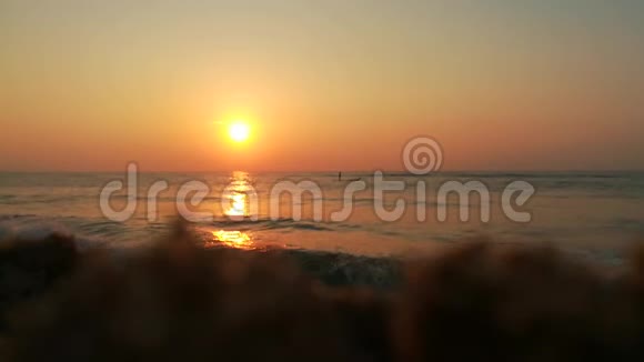地中海日落金色的阳光反射在海滩上太阳在傍晚照耀着海浪在岸边拍打黄金金视频的预览图
