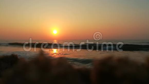 地中海日落金色的阳光反射在海滩上太阳在傍晚照耀着海浪在岸边拍打黄金金视频的预览图