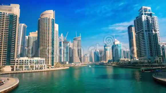 蓝天下的迪拜码头有船和天际线视频的预览图