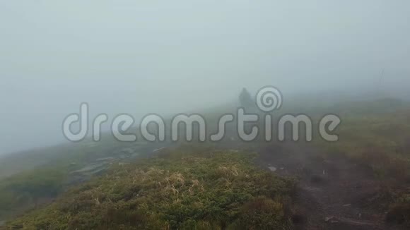 游人如陌路人在寒风吹云吹错的天气里爬山视频的预览图