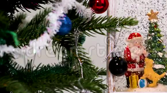用小玩具和圣诞老人的装饰图形近距离观看装饰圣诞树圣诞节概念视频的预览图