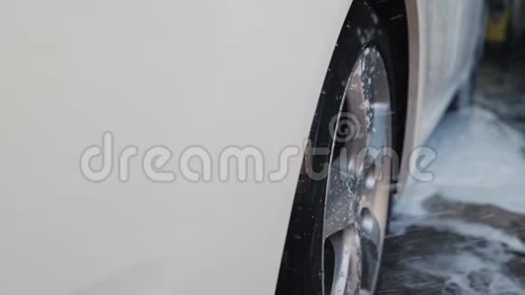 关门洗车细节汽车车轮正在用肥皂和水冲洗慢动作视频的预览图