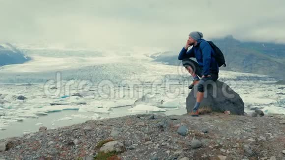 在冰川泻湖上冥想的人视频的预览图