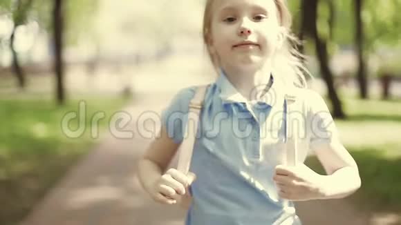 美丽的金发女孩在夏天的公园里散步视频的预览图