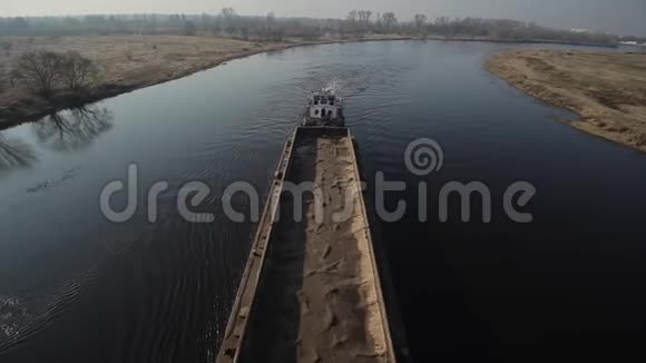 运沙的长驳船在河上移动上景从上面户外活动视频的预览图