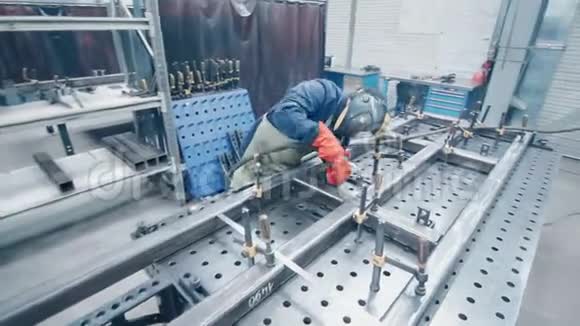 工人穿着防护服和面罩进行金属焊接工厂焊工视频的预览图
