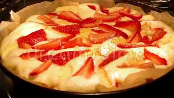 草莓酵母蛋糕在烤箱中烘焙视频的预览图