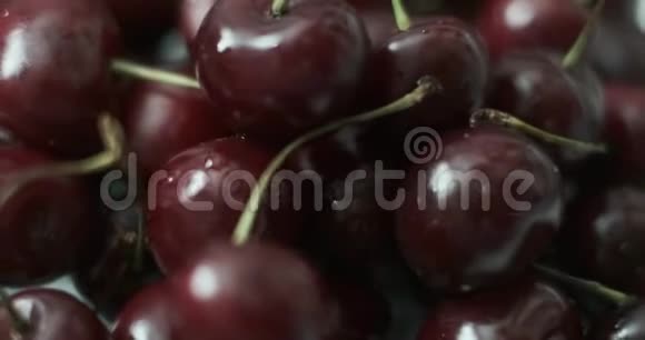 新鲜樱桃浆果上的一滴水一组成熟的自然生态成熟的红樱桃浆果的旋转视频的预览图