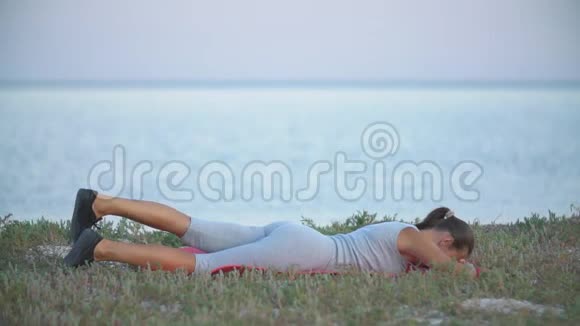 在海滩上做运动的女人视频的预览图