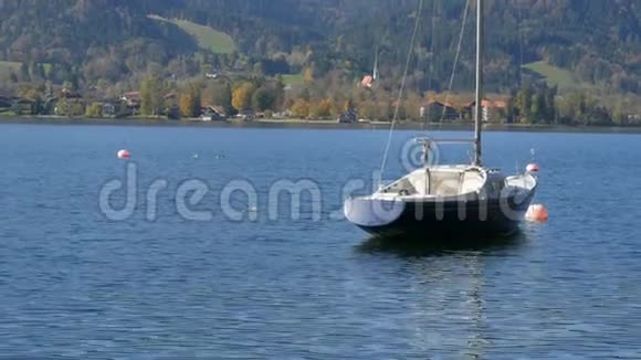孤独的小船停泊在美丽的风景如画的山区泰格恩湖巴伐利亚视频的预览图
