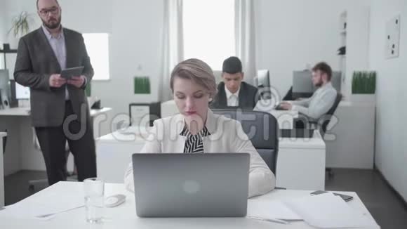 男女同事坐在一张桌子旁工作视频的预览图