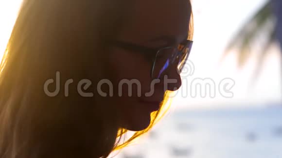 近景夕阳照在少女的头发上视频的预览图