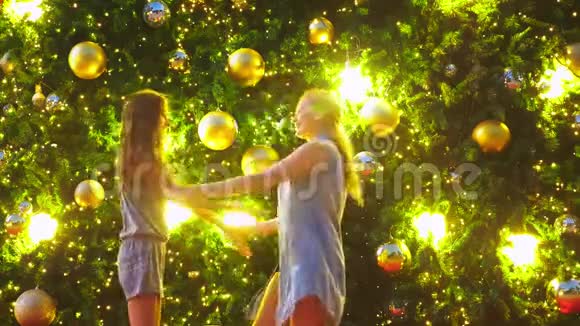在热带城市圣诞树的背景下快乐的妈妈和女儿新年旅行的概念视频的预览图
