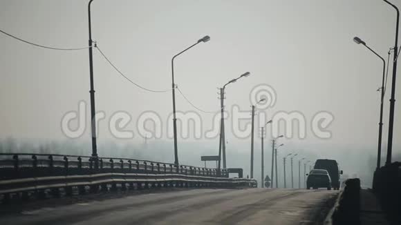 汽车经过桥早晨和雾汽车剪影视频的预览图