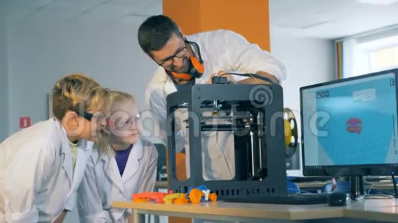 现代教育观念奇克伦在学校实验室里和一名工程师一起学习技术视频的预览图