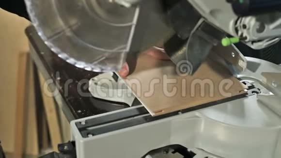 一个男人用圆锯在机器上工作的特写镜头切割木坯圆机视频的预览图
