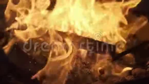 柴火燃烧红色的火焰火花正在飞起来燃烧发光的粒子慢镜头视频的预览图