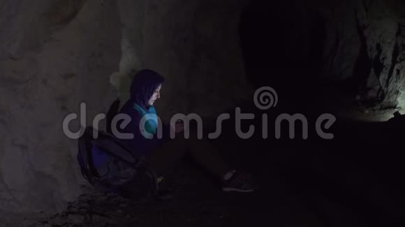 在一个试图在电话上找到联系的洞穴女孩中迷路了视频的预览图