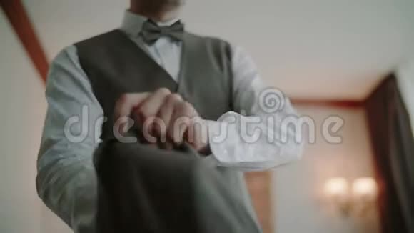 穿西装的时髦男人把扣子系在夹克上准备出门关门视频的预览图