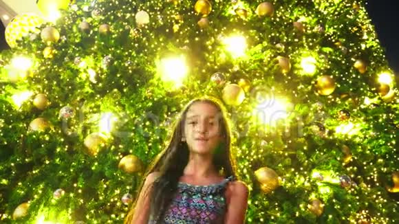 热带城市圣诞树和棕榈树背景下的快乐女孩新年旅行的概念视频的预览图