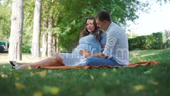 丈夫和怀孕的妻子在公园聊天视频的预览图