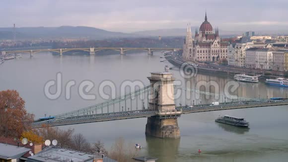 早在布达佩斯全景观城市塞切尼大桥和布达佩斯议会大厦视频的预览图