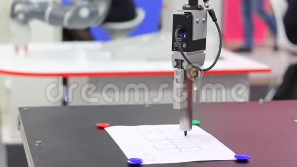 用金属尖铅笔的专用机器自动画线机器人技术图纸视频的预览图