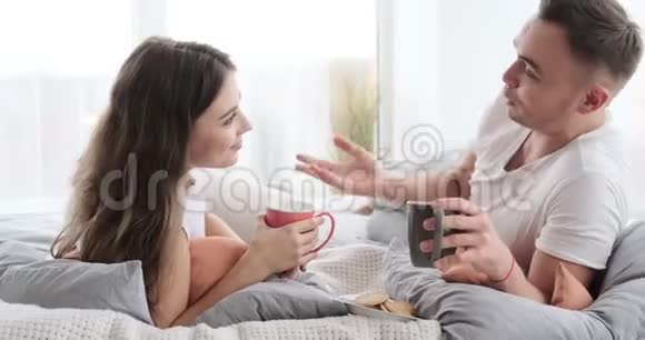 两个人在床上聊天喝咖啡视频的预览图