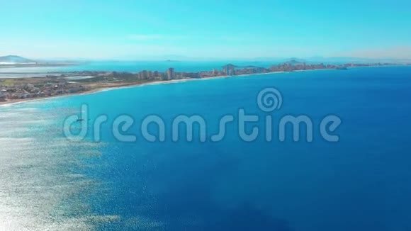 空中观景飞越美丽的岛屿长吐拉曼加西班牙美丽的蔚蓝的海洋和山丘视频的预览图