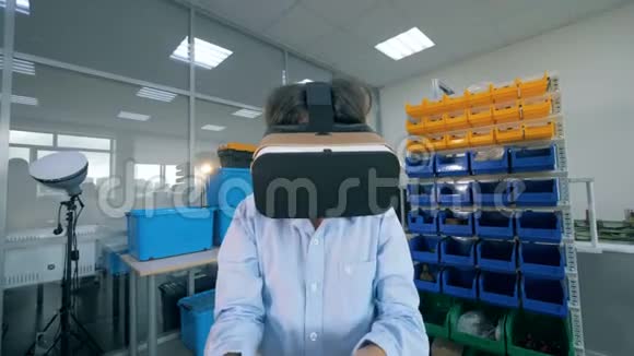 儿童在实验室的VR眼镜中工作虚拟现实概念视频的预览图