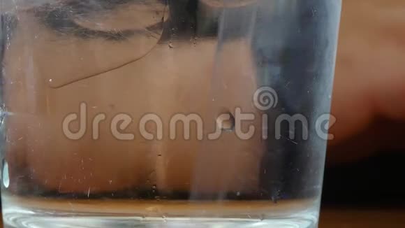 玻璃中的水和冰被稻草搅动视频的预览图