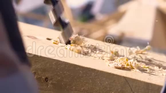 木工用电钻在木梁上打孔手工概念木工剪辑关闭工作钻视频的预览图