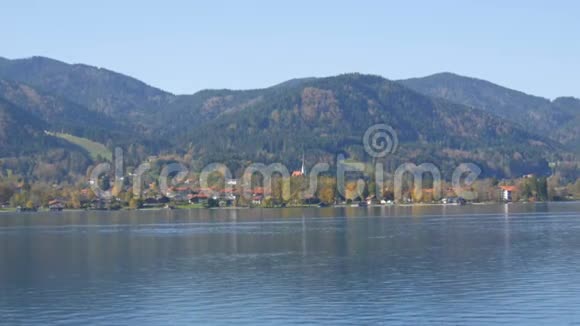 秋天的特根湖该湖是巴伐利亚最干净的湖泊之一是受欢迎的旅游目的地视频的预览图