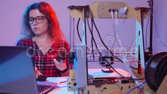 现代生产技术的概念年轻女学生在3D打印机上制作物品视频的预览图
