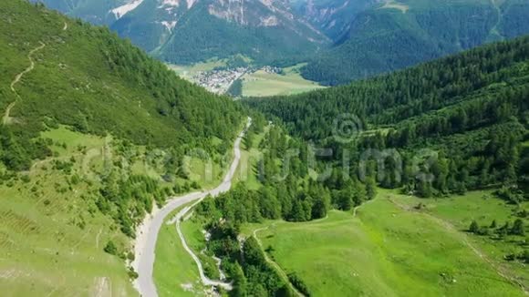 瑞士阿尔卑斯山圣莫里茨附近的阿尔布拉山口瑞士从上面视频的预览图