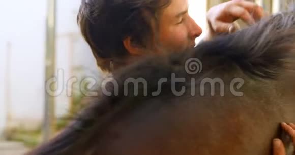 女人在马厩拥抱马视频的预览图