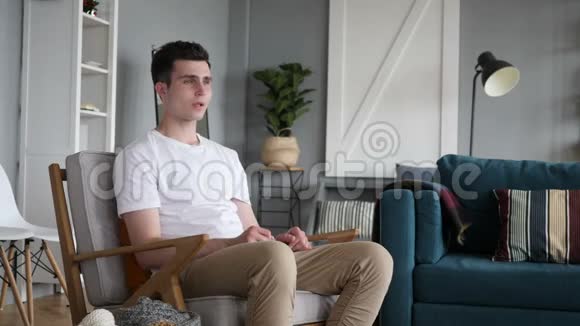 膝盖疼痛的人坐在沙发上视频的预览图