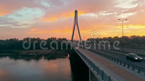 华沙市骑自行车妇女的空中城市风光镜头视频的预览图