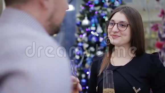 寒假夫妻接吻互赠新年他给女友一个红色的圣诞节视频的预览图