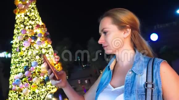 热带城市圣诞树和棕榈树背景下的快乐女人新年旅行的概念视频的预览图