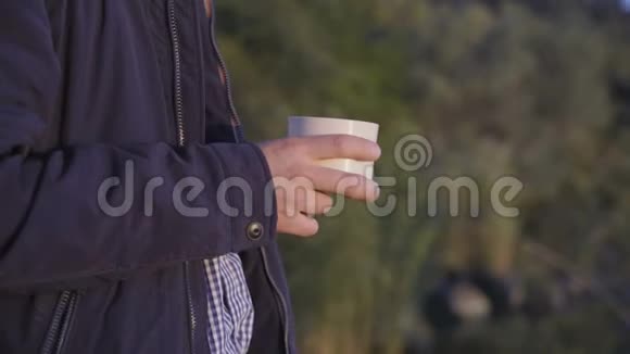 贴身男人手拿一杯茶视频的预览图