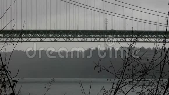 在塔科马海峡沿绿色大桥行驶的交通视频的预览图