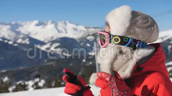 在滑雪场疲惫而快乐的女滑雪者在欣赏美丽的冬季景观视频的预览图