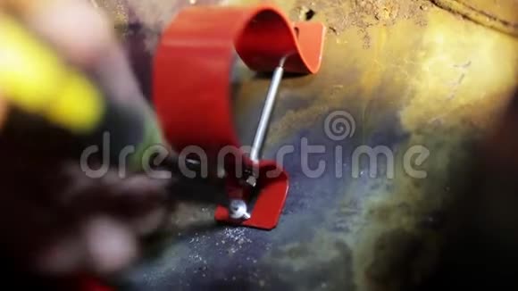 男人手正在把新的红色不锈钢手柄拧到金属表面视频的预览图