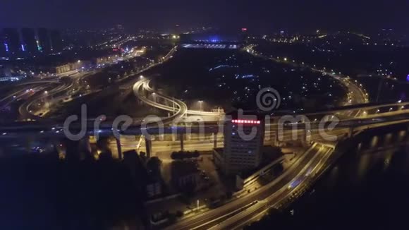 中国天津夜间立交桥上交通的航拍图视频的预览图