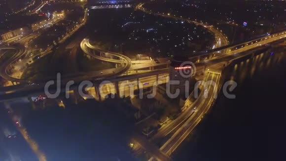 中国天津夜间立交桥上交通的航拍图视频的预览图