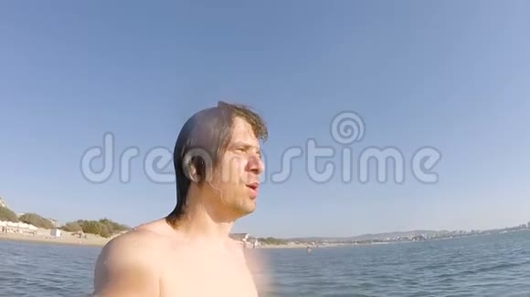 一个快乐的人在海里游泳和潜水的自拍视频的预览图
